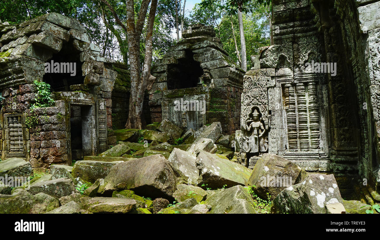 Architektonische Erbe von Ta Prohm antiken Tempel Komplex mit alten zerstreut Steine und Felsen ruiniert. (Angkor Wat, UNESCO, Siem Reap, Kambodscha). Stockfoto