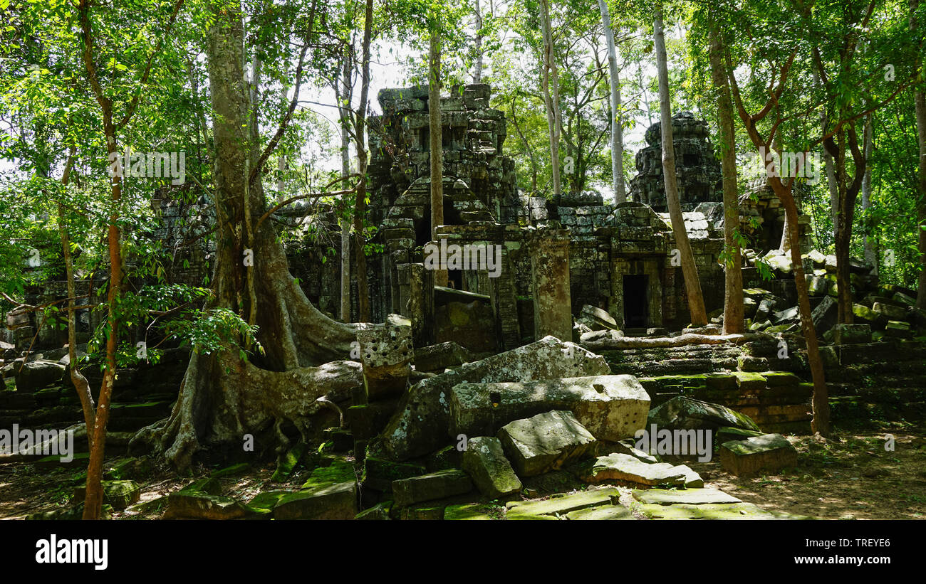Architektonische Erbe von Ta Prohm antiken Tempel Komplex mit alten zerstreut Steine und Felsen ruiniert. (Angkor Wat, UNESCO, Siem Reap, Kambodscha). Stockfoto