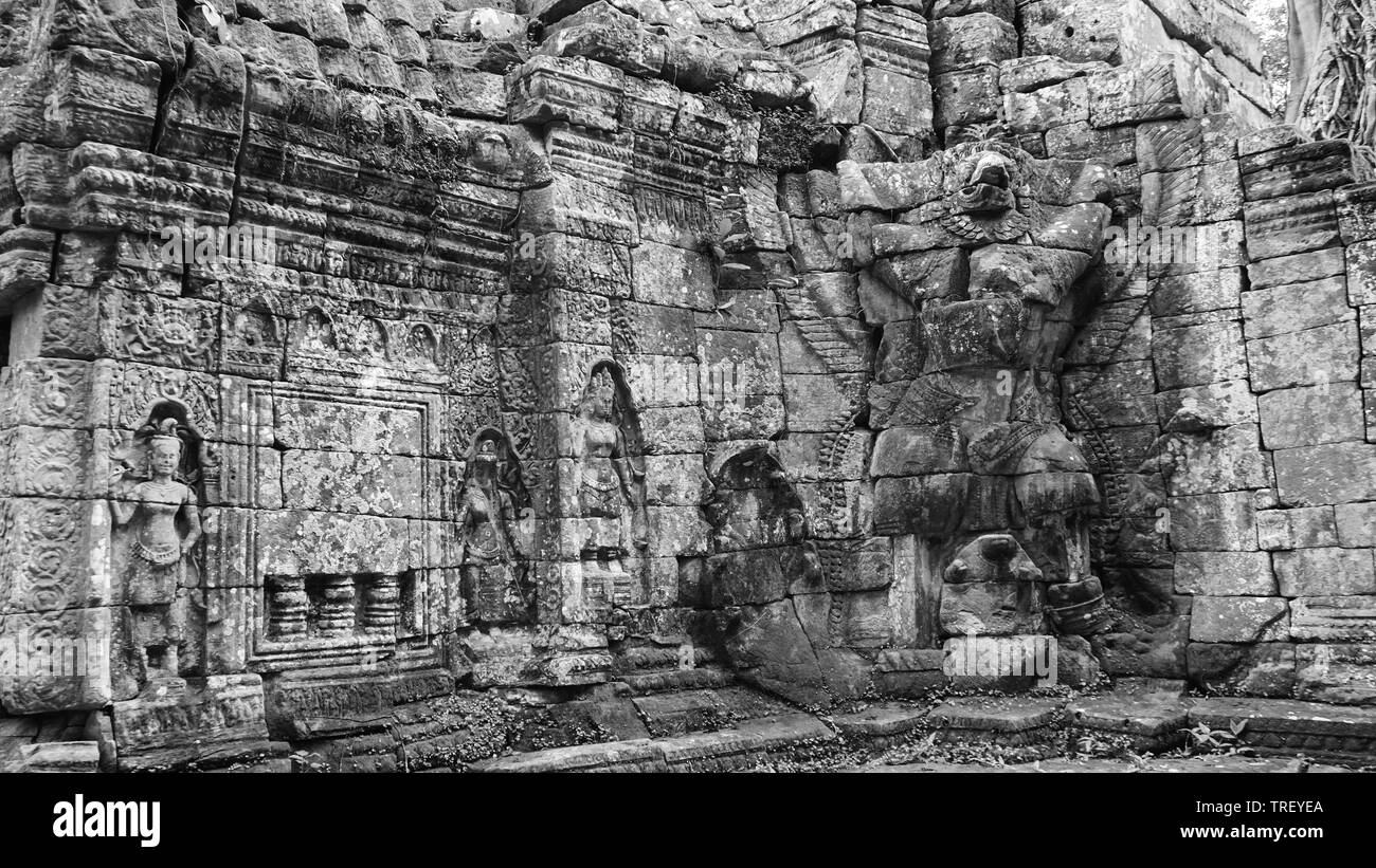 Architektonische Erbe von Ta Prohm antiken Tempel Komplex mit alten zerstreut Steine und Felsen ruiniert. (Angkor Wat, UNESCO, Siem Reap, Kambodscha). Stockfoto