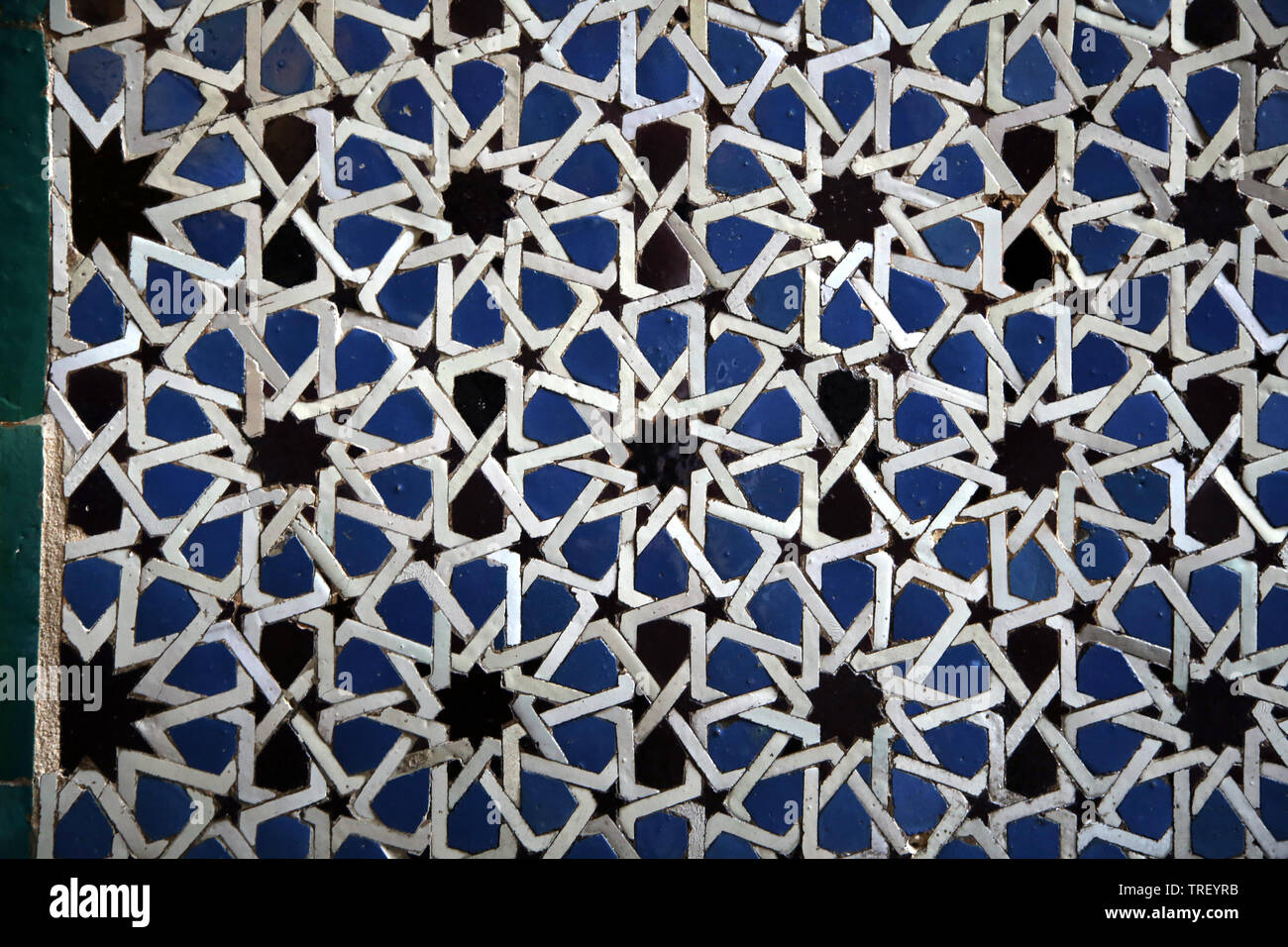 Spanien. Sevilla. Royal Alcazar. Geometrische Muster auf Keramikfliesen. Stockfoto