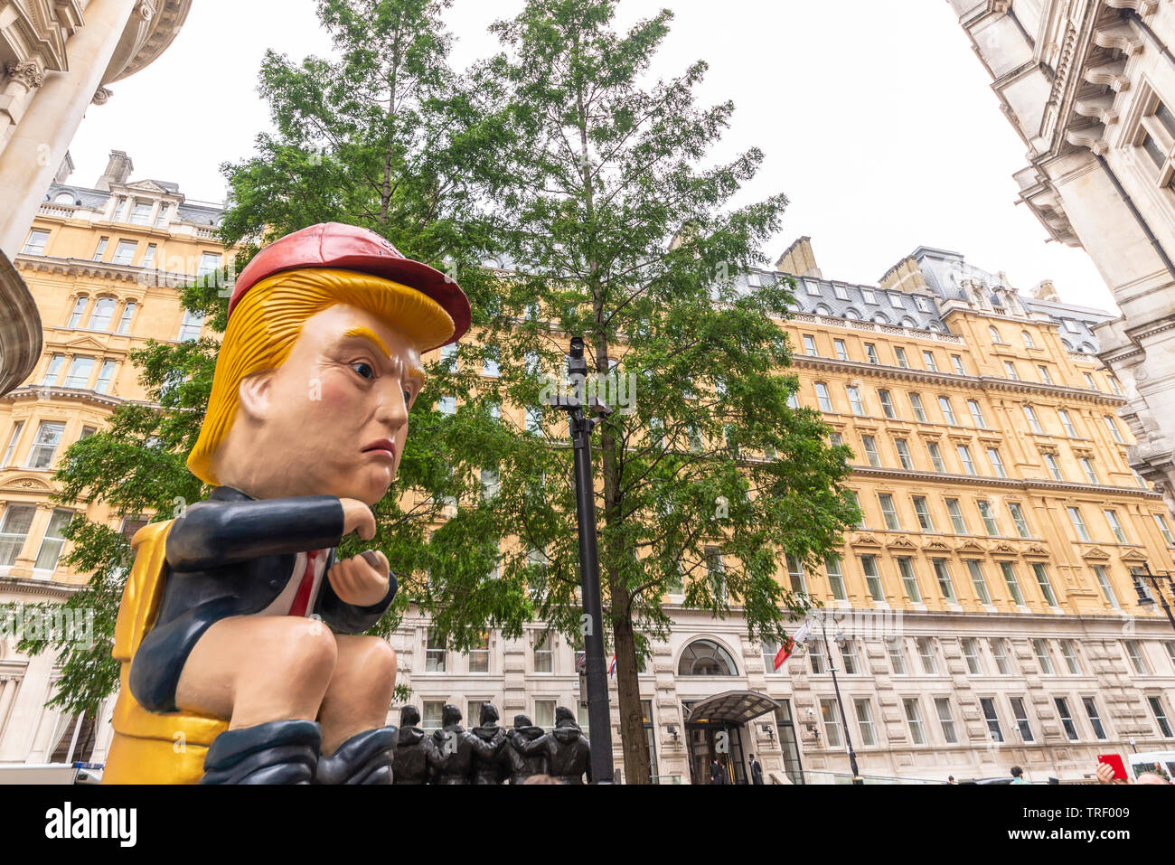 Die Demonstranten haben außerhalb der Corinthia Hotel, Westminster, London, UK, wo Donald Trump angeblich hat eine ganze Etage für seine Familie gebucht. Ein Bildnis des Donald Trump twittern, während auf einer Toilette saß Prominente Stockfoto