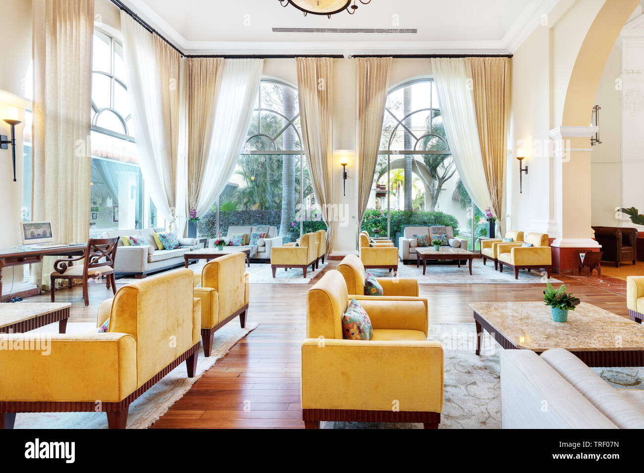 Eine schöne Lobby innerhalb der Valentin Imperial Maya all inclusive Resort mit organisierten Dekorationen, Sitzmöbel und Kronleuchtern. Stockfoto