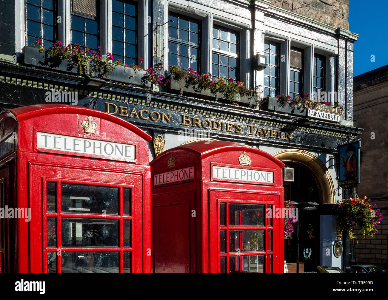 Deacon Brodies Tavern und Telefonzellen Stockfoto