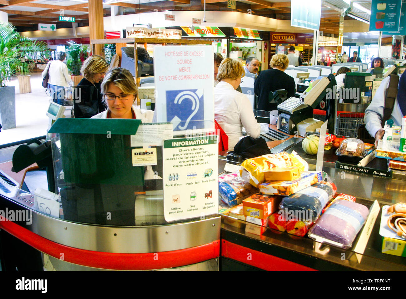 Auchan Hypermarkt, behinderte Mitarbeiter, Ecully, Frankreich Stockfoto