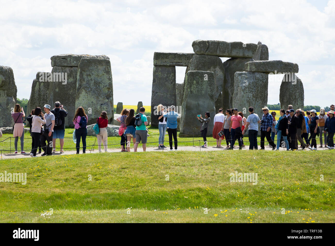Besuch in Stonehenge/Stone Henge mit Touristen/touristische Besucher besuchen und das Anzeigen der Denkmal. UK. (109) Stockfoto