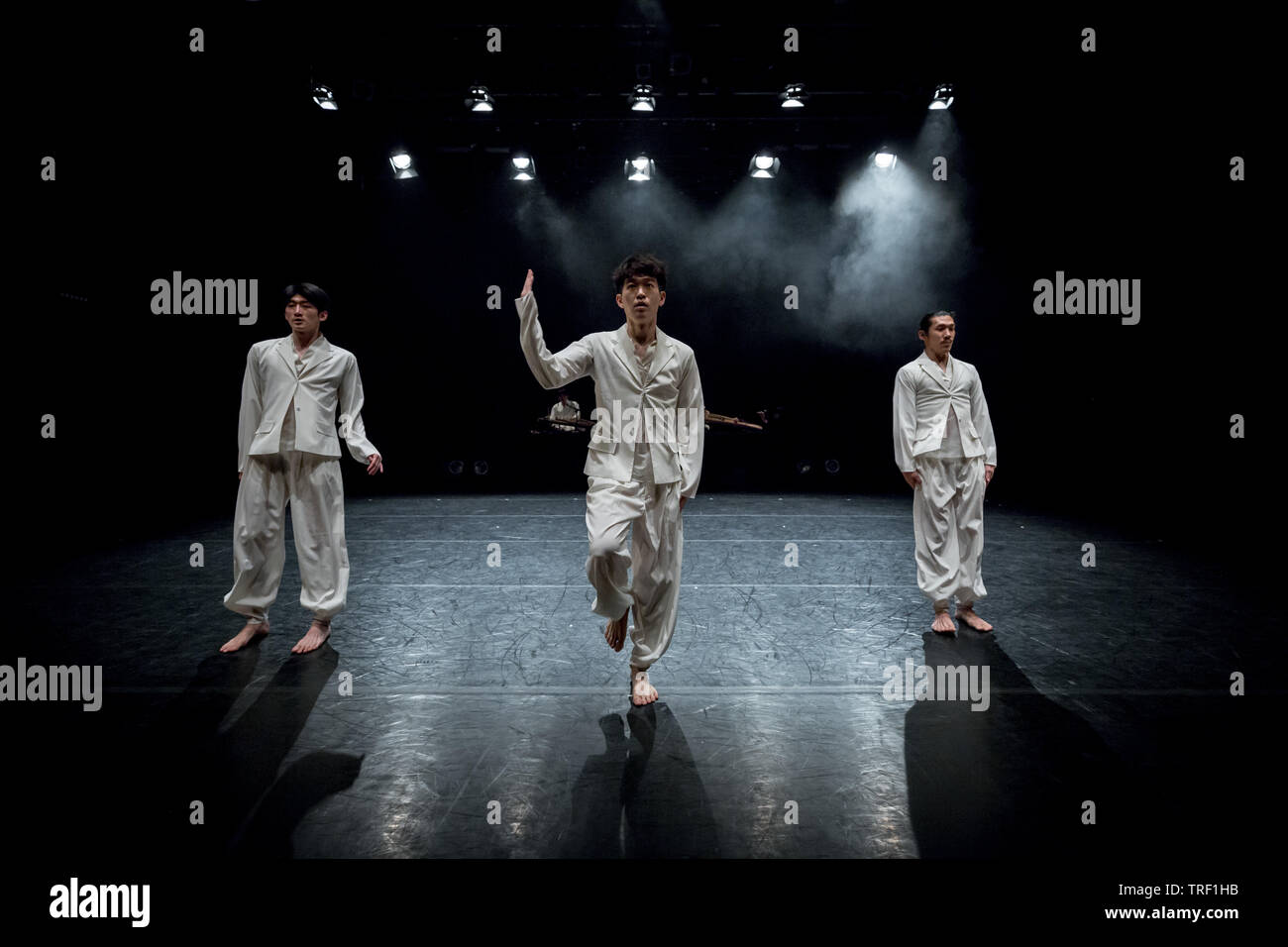 Moderne Table Dance Company führt der OK-do" (Velocity). Von Kim Jae Choreographiert - duk beim Festival des Koreanischen Tanzes. Der Ort, Schauplatz in London, UK. Stockfoto
