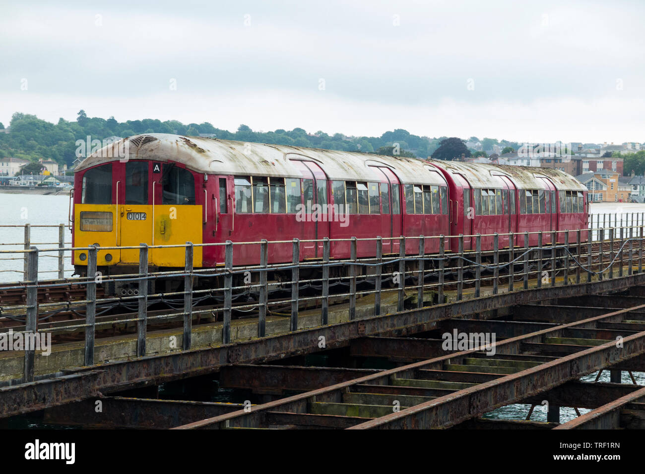 Zug (ehemaligen Londoner U-Bahn und Wagen) auf Ryde Pier in Island Line Lackierung, eine Bahnstrecke auf der Insel Wight, Ausführen von 8 1⁄2 Meilen (13,7 km) von Ryde Pier Head in Shanklin. UK. (99) Stockfoto