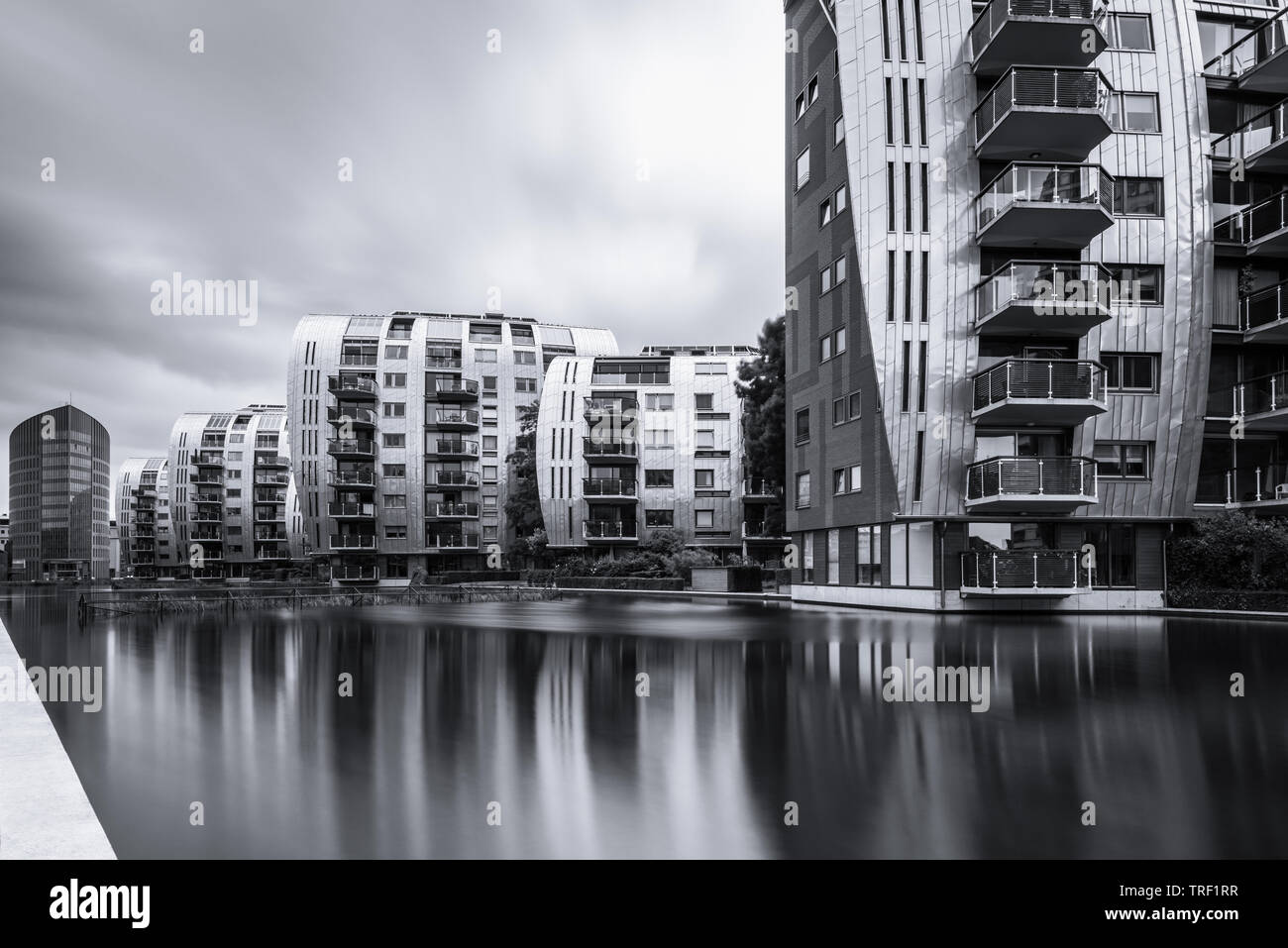 Schwarze und weiße lange Belichtung der modernen Wohnungen in Den Bosch, Noord-Brabant, Niederlande Stockfoto