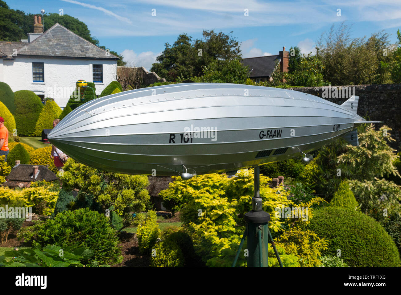 Miniatur Replik des R101 Luftschiff Ballon am Model Village bei Godshill auf der Isle of Wight, an einem sonnigen Tag mit blauen Himmel/Wolken. (99) Stockfoto