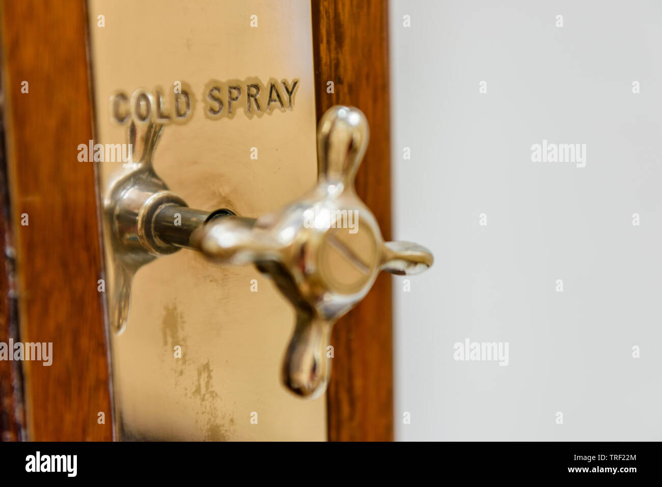 Auf eine altmodische Duschkabine mit der Bezeichnung 'cold Spray" tippen Stockfoto