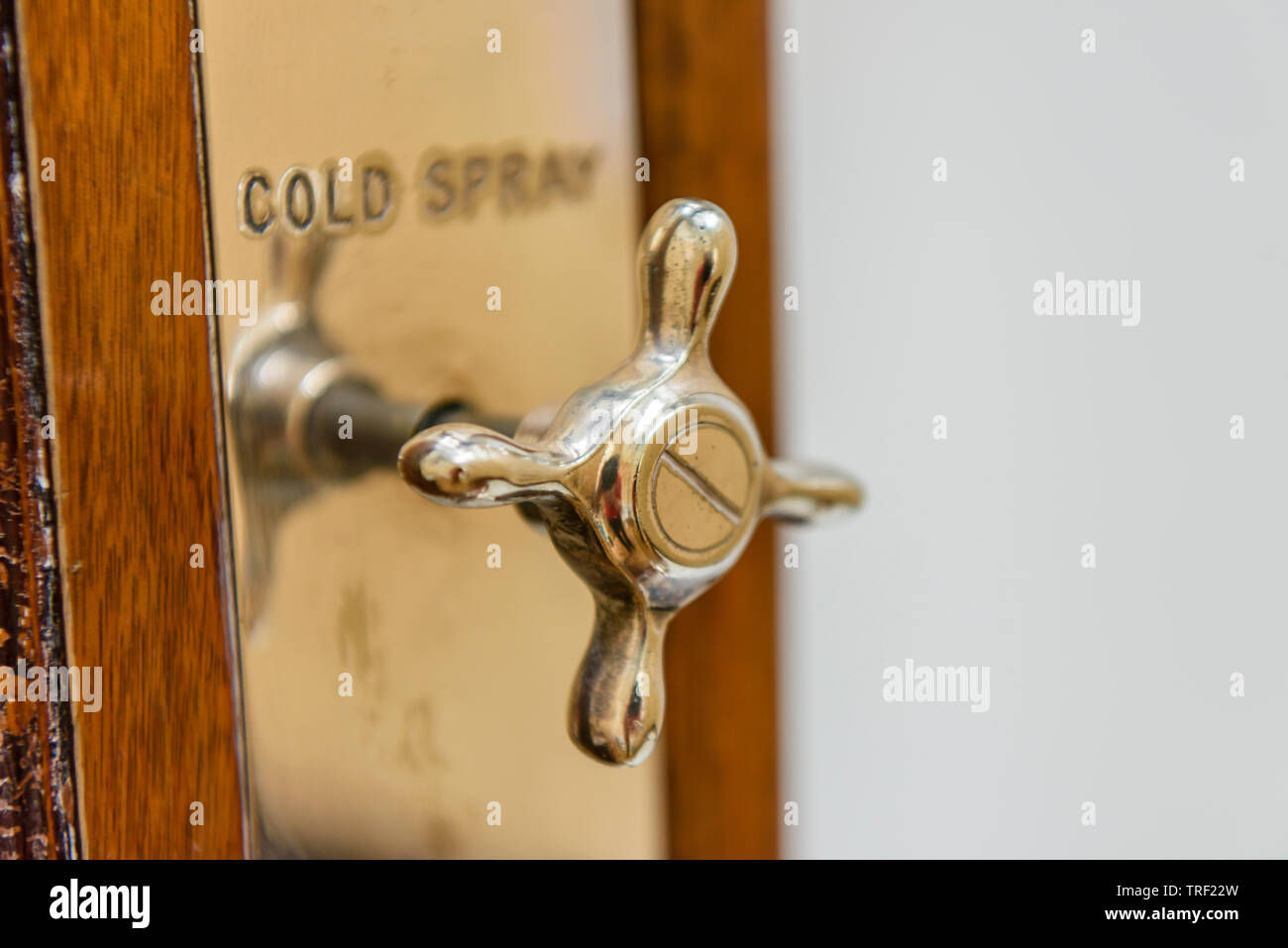 Auf eine altmodische Duschkabine mit der Bezeichnung 'cold Spray" tippen Stockfoto