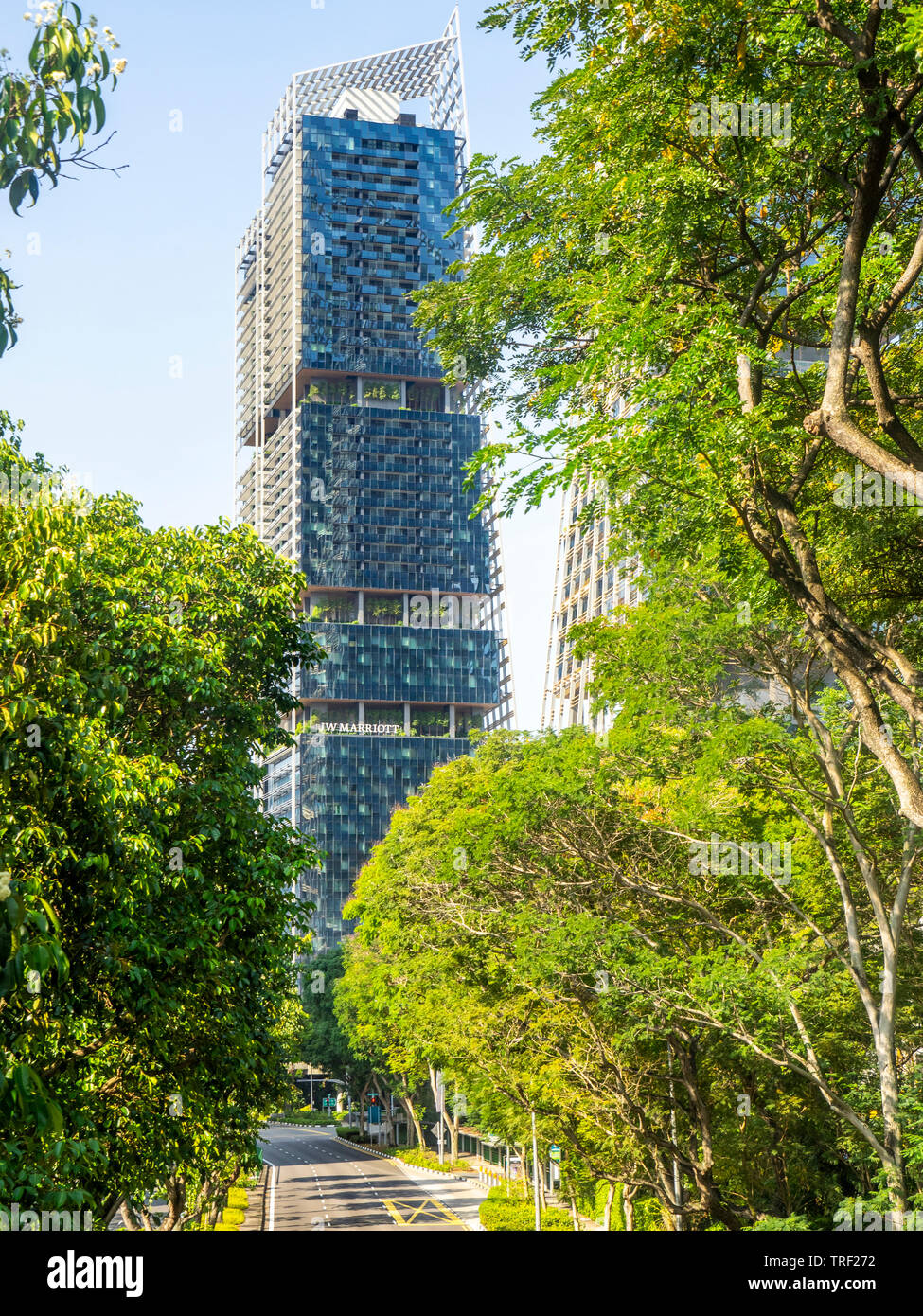 Nicholl Highway vorbei an Skyscraper JW Marriott Hotel und Office Tower Singapur. Stockfoto
