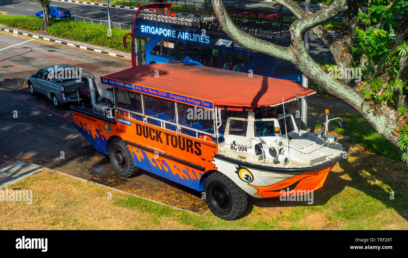 Amphibienfahrzeug LARC-V für die Duck Tours Sightseeing Touren in einem Parkplatz geparkt in Singapur verwendet. Stockfoto