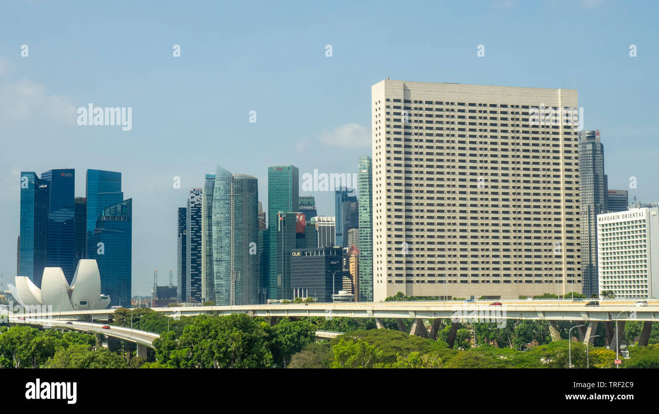 Ritz Carlton tausendjährigen Hotel und Office Türme und Wolkenkratzer der Skyline von Singapur. Stockfoto