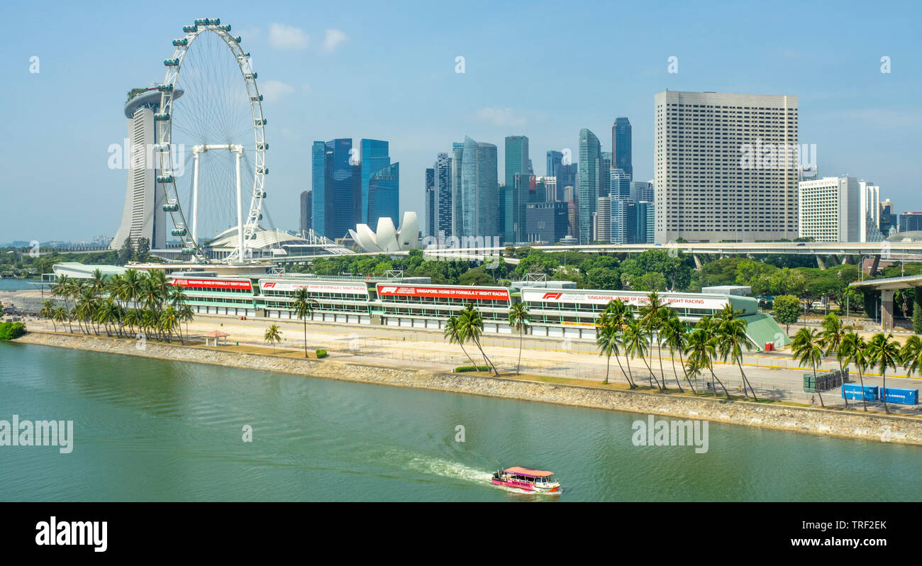 Marina Bay Sands, Singapur Flyer Riesenrad und motorsport Grand Prix GP Boxenstopp Einrichtungen im Marina Bay und die Skyline von Singapur im Hintergrund.. Stockfoto