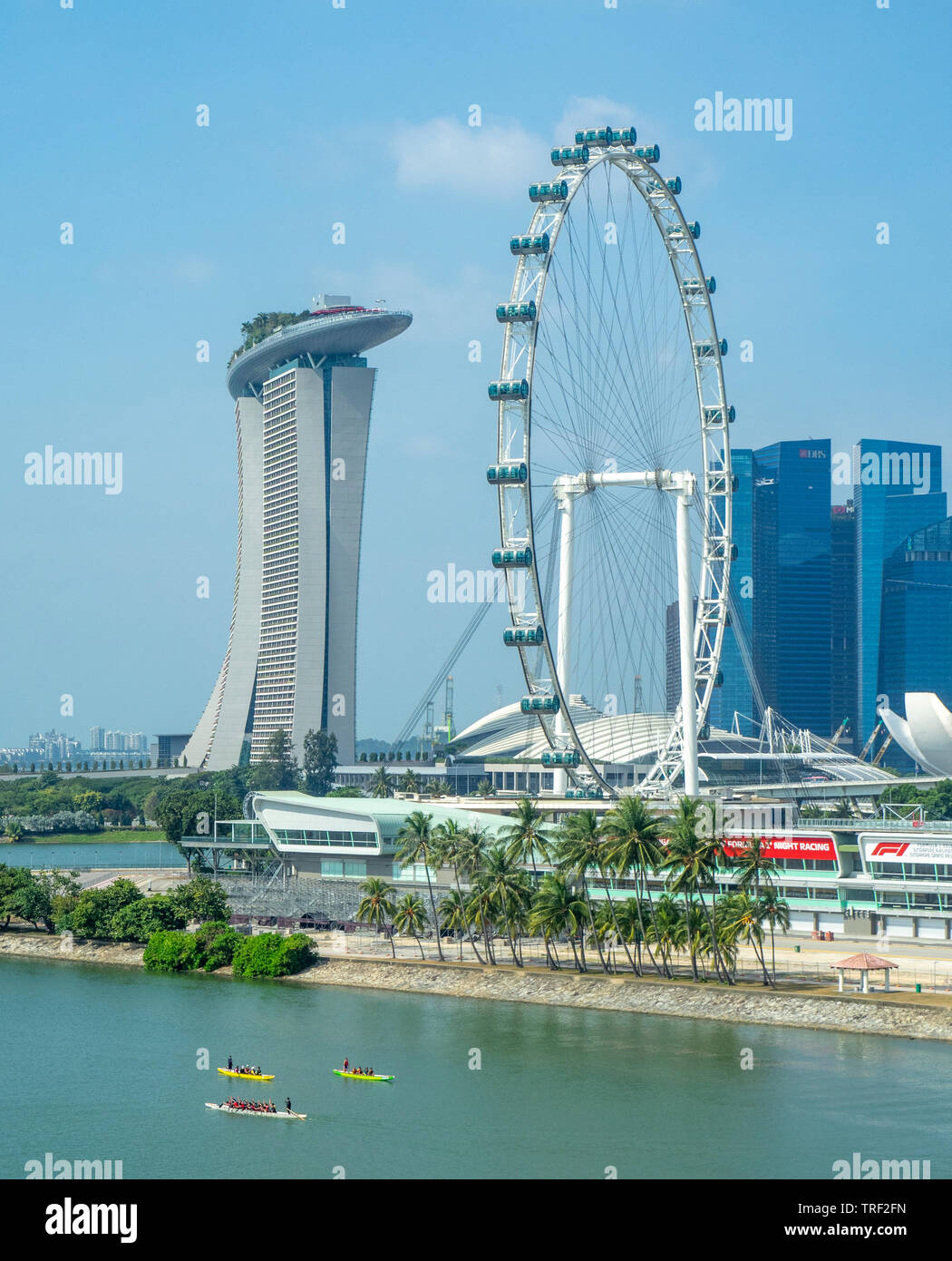Marina Bay Sands, Singapur Flyer Riesenrad und motorsport Grand Prix GP Boxenstopp Einrichtungen an der Marina Bay in Singapur. Stockfoto