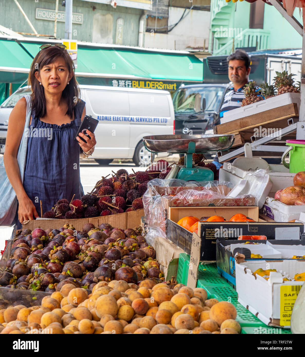 Shopping für tropische Früchte in einem Geschäft in Geylang Singapur. Stockfoto