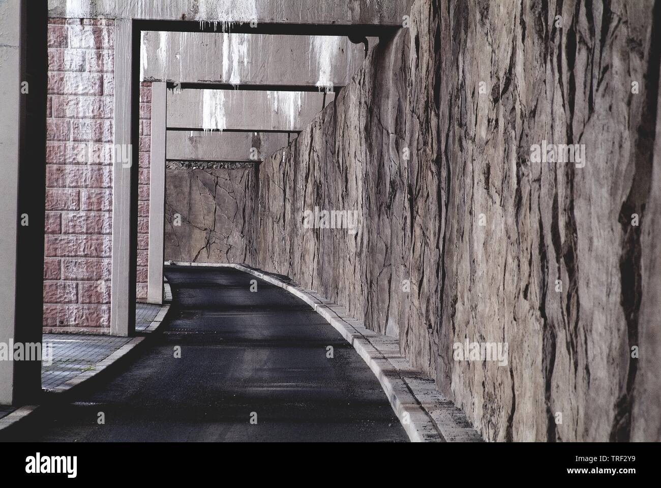 Säulen Lane: Ein Ende um Straße unter einer Brücke Stockfoto