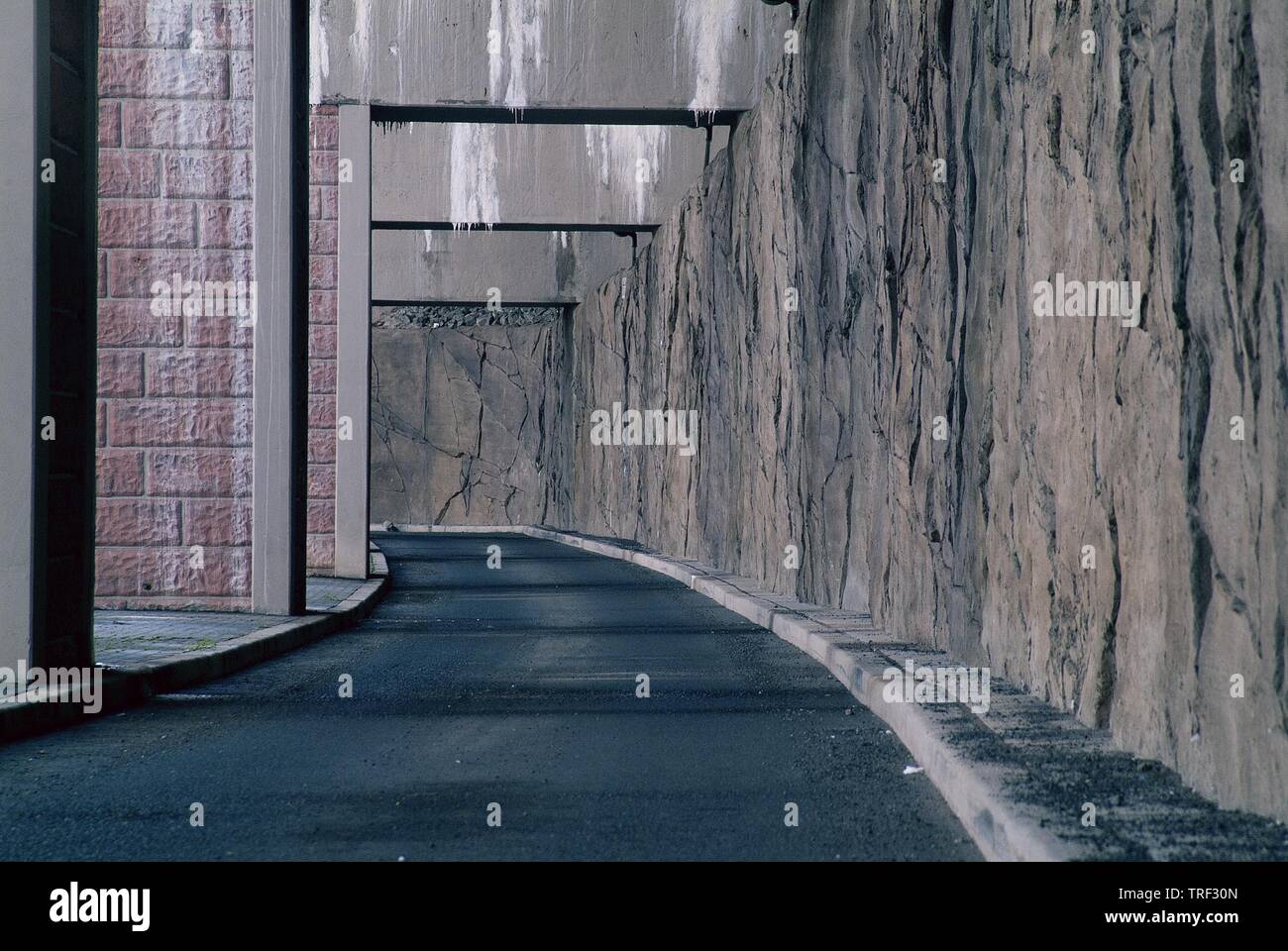 Säulen Lane: Ein Ende um Straße unter einer Brücke Stockfoto