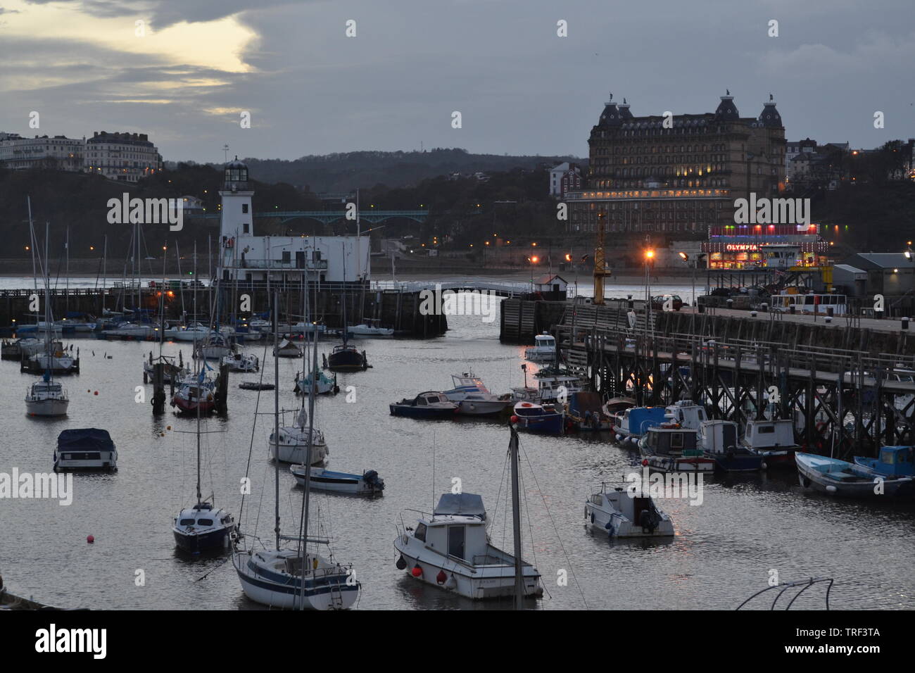Scarborough Harbour und das Grand Hotel in der Dämmerung - Yorkshire - UK Stockfoto
