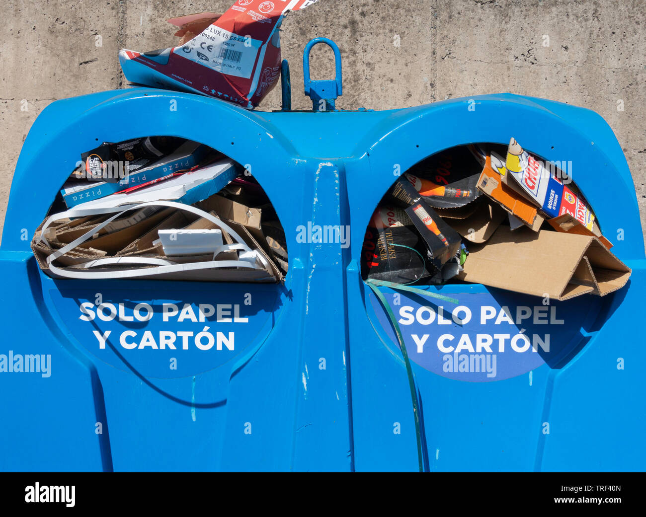 Solo papel y Karton (nur Papier und Karton) Recycling Container für öffentliche Nutzung in der Straße in Spanien. Stockfoto