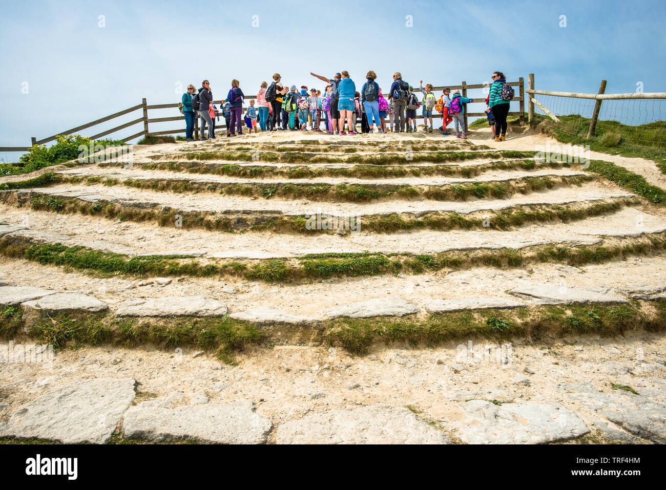 Touristen genießen Sie die Aussicht am Lulworth Cove auf der Jurassic Coast in Dorset, England, UK. Stockfoto
