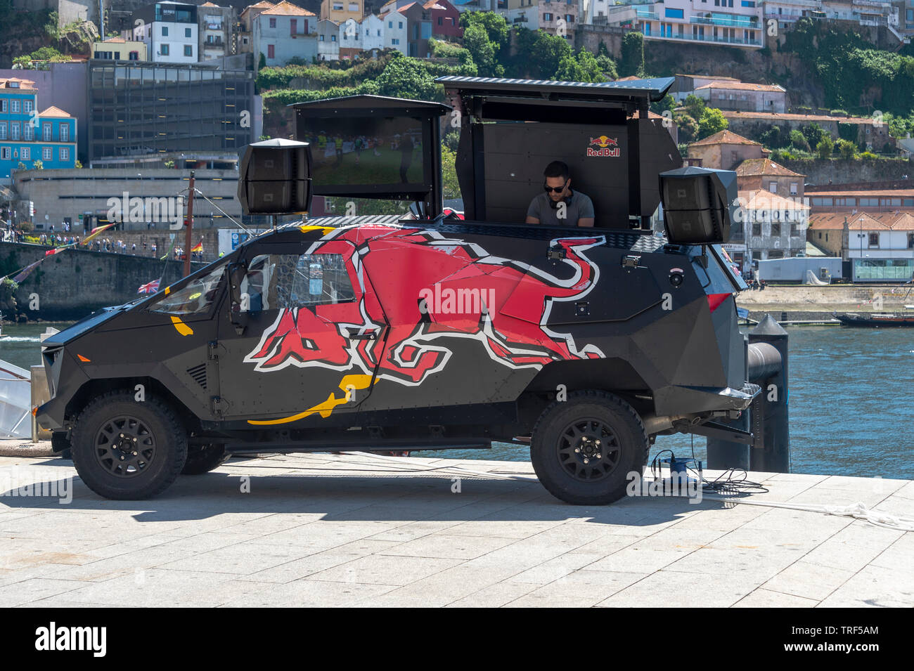 Red Bull DJ benutzerdefinierte Lastwagen mit PA-System und Anzeige von Bildern auf der World Enduro Veranstaltung Porto, Portugal. Stockfoto