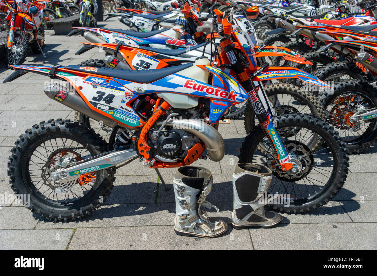 KTM Motocross enduro competition​ Leihfahrräder im Fahrerlager bei World enduro Veranstaltung Porto, Portugal geparkt Stockfoto