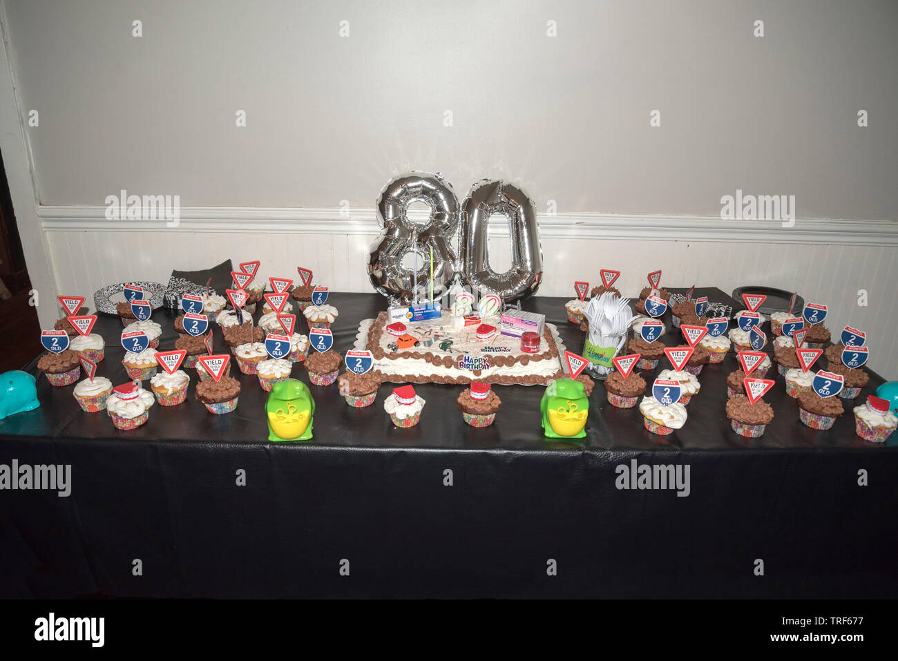 80. Geburtstag Kuchen und Muffins für einen geliebten automechaniker eingerichtet. Stockfoto