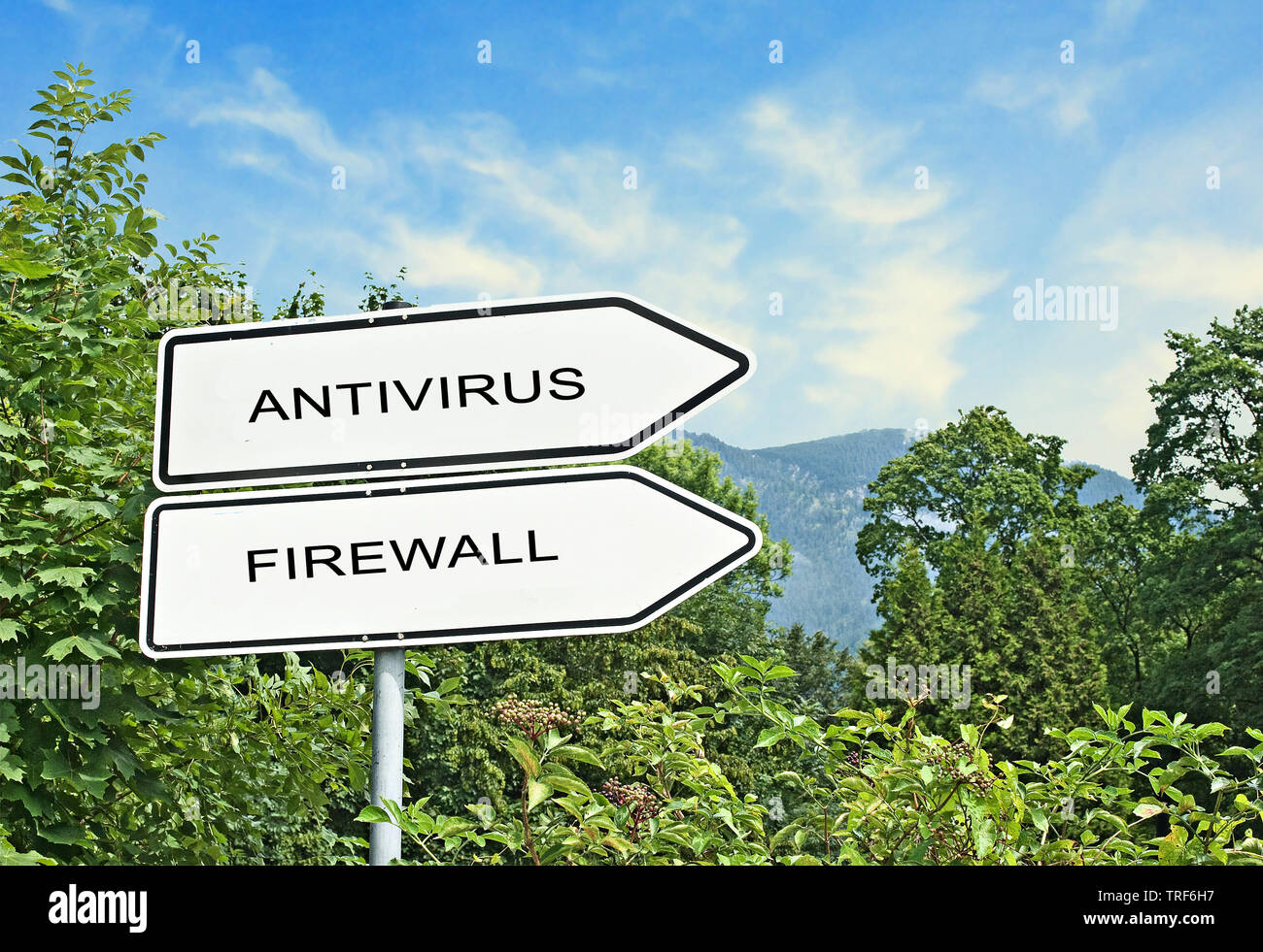 Richtung Straßenschild mit Worten, Antivirus, firewal Stockfoto