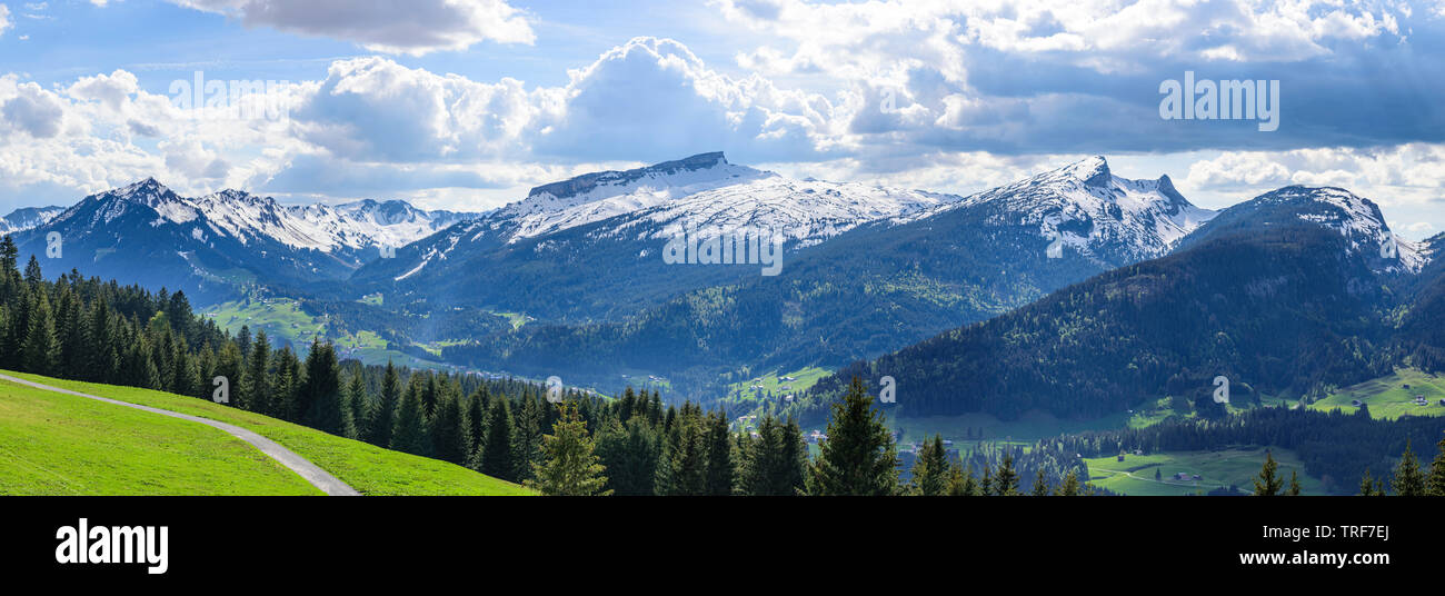 Panorama des Kleinwalsertals mit der beeindruckenden Gipfel Der Berg rief Hoher Ifen Stockfoto