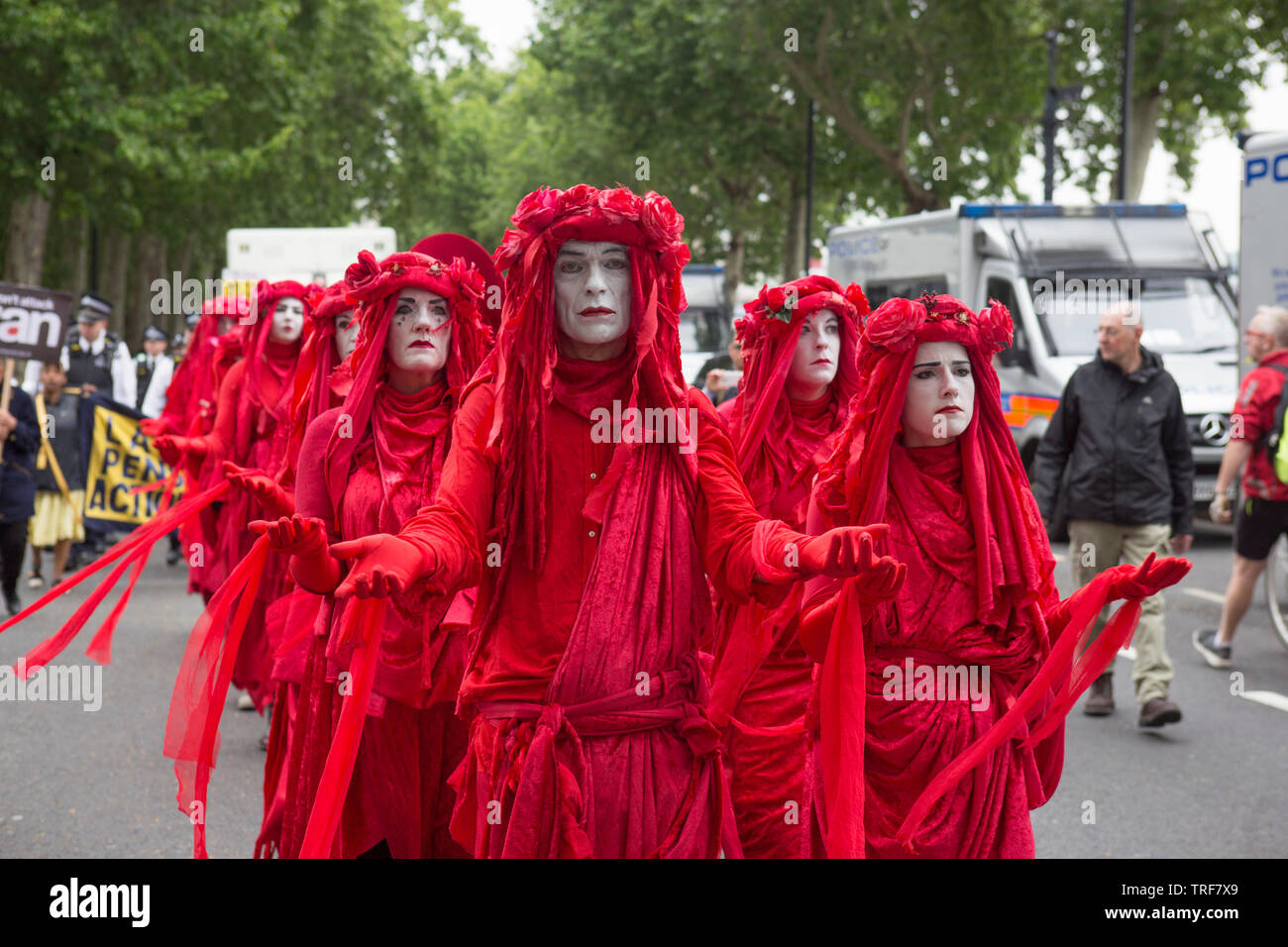 Mime-Künstler in rot mit weiß lackiert Gesichter im Parlament Platz gegen die Präsidenten Trump Besuch in Großbritannien protestiert gekleidet. Stockfoto