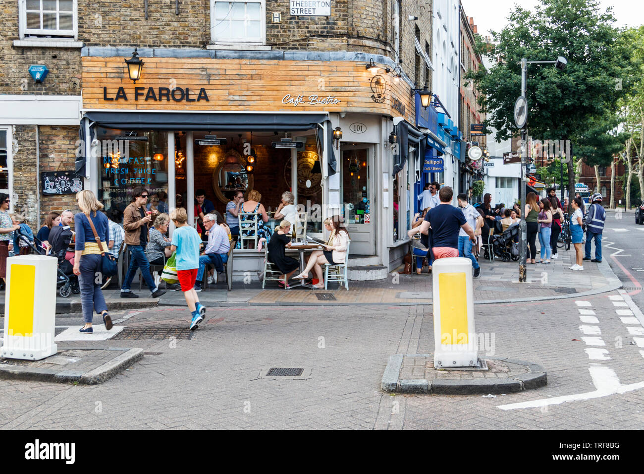 Alfresco Diners ausserhalb La Farola Restaurant auf Upper Street, London, UK Stockfoto