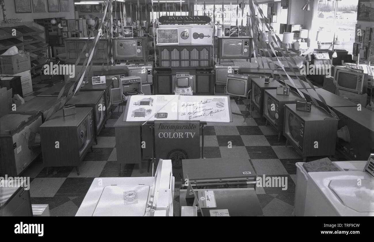 1960, historische, In einem Kaufhaus, die neuesten Home Elektronik auf diisplay mit Fernseher, Sound Systeme und Radios des EFR, USA. In der Mitte des Ausstellungsraums, eine Anzeige für eine Sylvania Fernsehen, mit der Zeile "unvergleichliche Farb-TV". Stockfoto