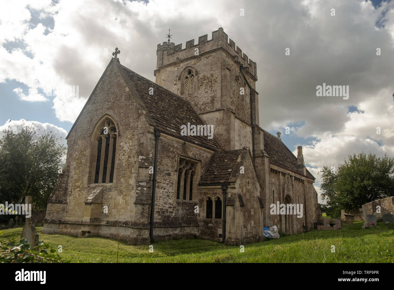 Die Kirche der Heiligen der Lullington ist ein typisches Eine der englischen Landschaft und liegt in einem schönen Pfarrei Beckington Dorf in Somerset. Stockfoto