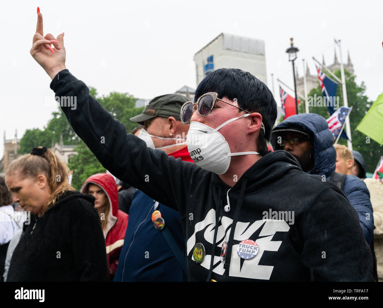 4. Juni 2019. London, Großbritannien. Anti Trump Rallye in Westminster. Wütend asiatischen Demonstrant zeigt unhöfliche Geste zum Trumpf Unterstützer. Stockfoto