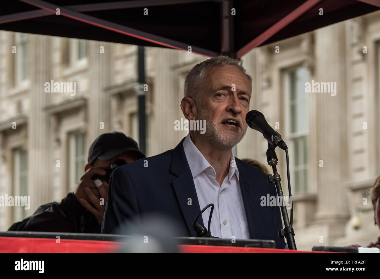 4. Juni, 2019. London, Großbritannien. Jeremy Corbyn, Führer der Labour Party Adressen die Masse auf Whitehall. Zehntausende protestieren in London in einer nationalen Demonstration gegen US-Präsident Donald Trumps Staatsbesuch in Großbritannien. Die Demonstranten sammelten in Trafalgar Square, bevor Sie marschieren Whitehall, Downing Street, wo Trumpf war der britische Premierminister Theresa May. David Rowe/Alamy Leben Nachrichten. Stockfoto