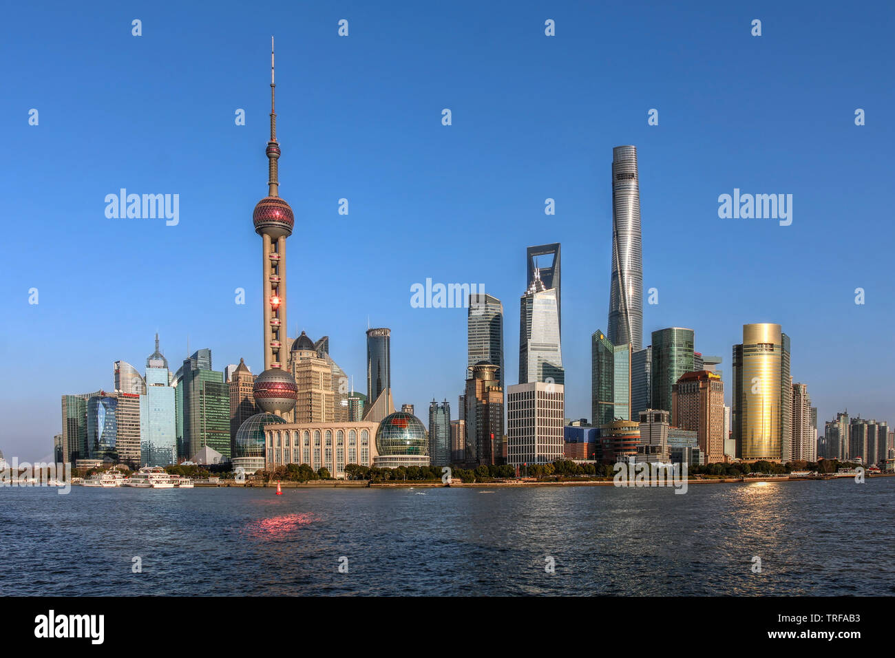 Die moderne (2018) Skyline von Pudong Shanghai, China an den goldenen Stunde. Stockfoto