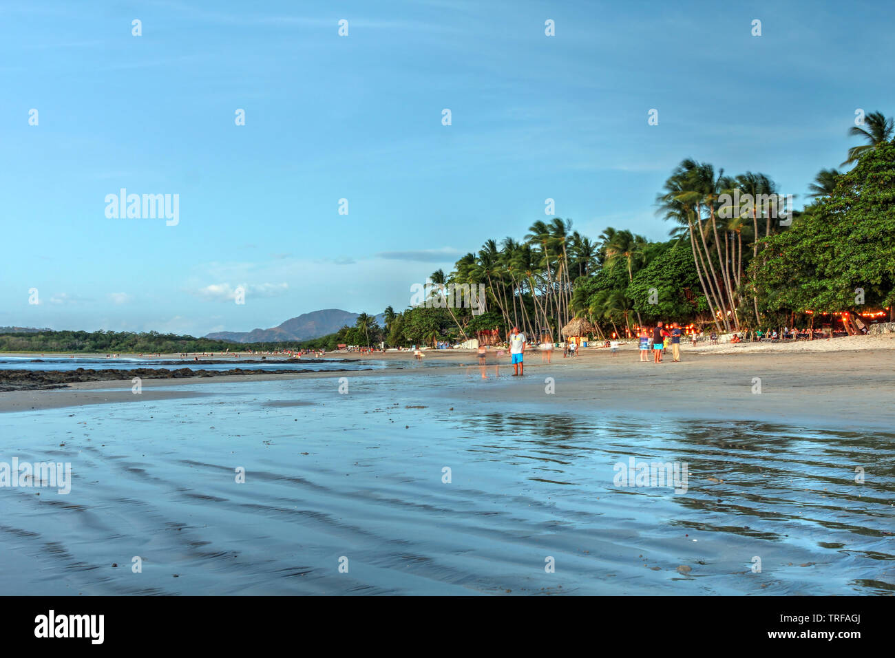 Abend Szene auf Tamarindo Beach unter Ebbe in Guanacaste, Costa Rica. Stockfoto
