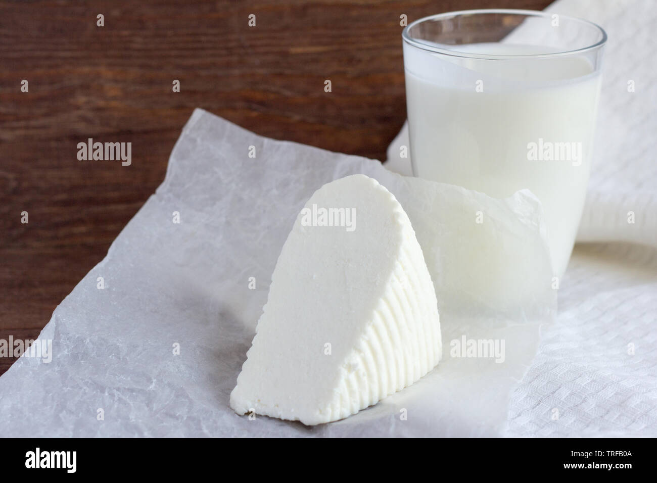 Frische Adyghe Käse und kefir auf dem Tisch, nützliche Milchprodukte für gesunde Ernährung Stockfoto