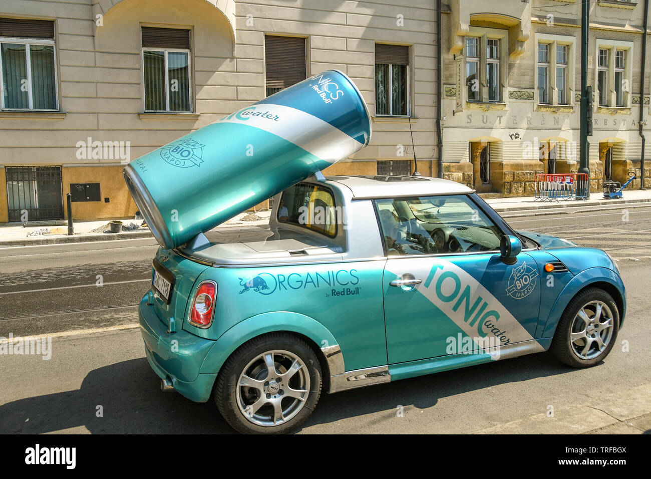 Prag, tschechische Republik - AUGUST 2018: Custom Design car Red Bull tonic Wasser auf einer Straße in Prag zu fördern. Stockfoto