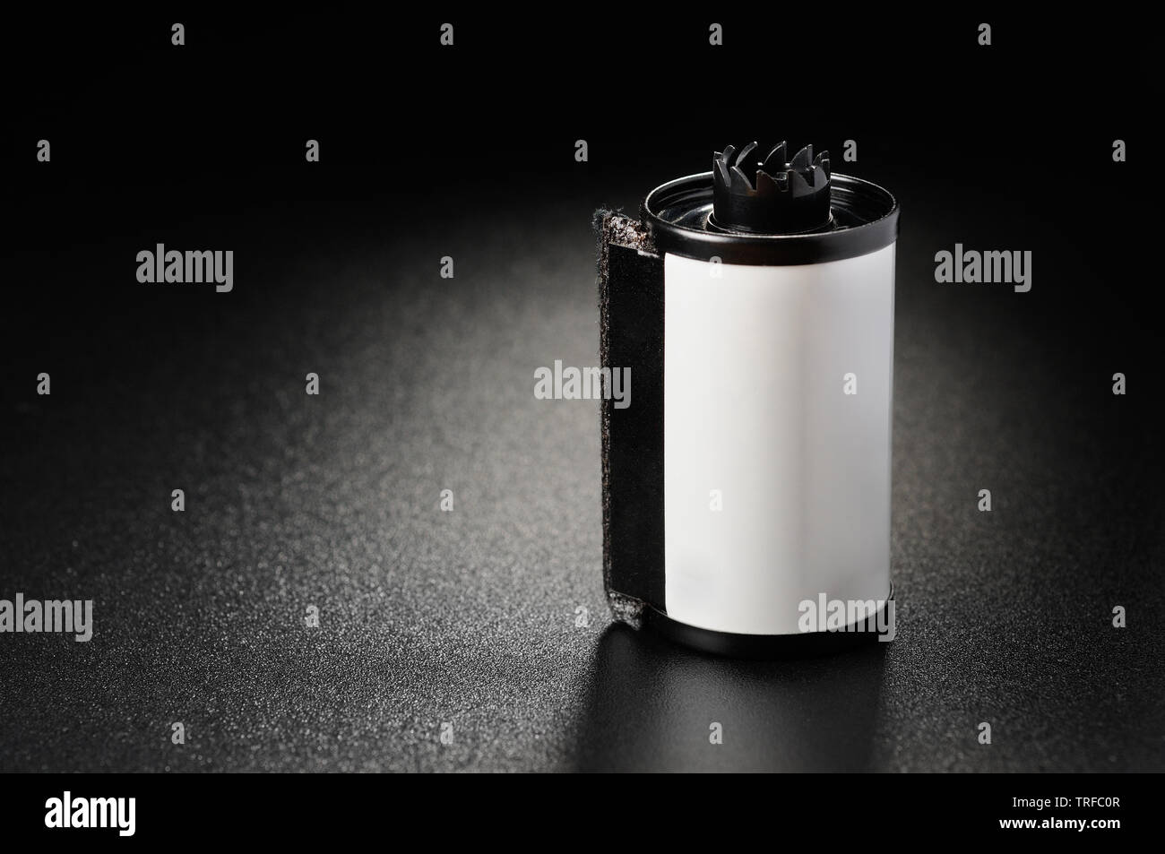 Kassette mit 35-mm-Film auf einem Schwarz matt Hintergrund Stockfoto