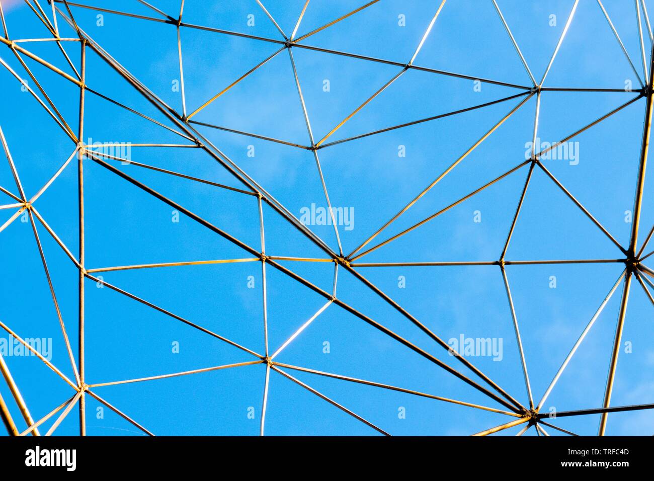Mikro-sieb auf einem Hintergrund von sauberen blauen Himmel. Das Netz ist aus den Wolken zu fangen. Stockfoto