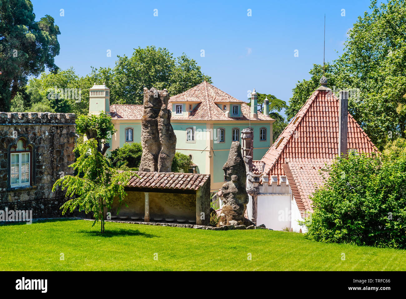 Palacio Quinta da Regaleira, geheimnisvolle alchemist Architektur mitten in der Natur, eine schöne Parks und Gärten. Sintra, Portugal Stockfoto