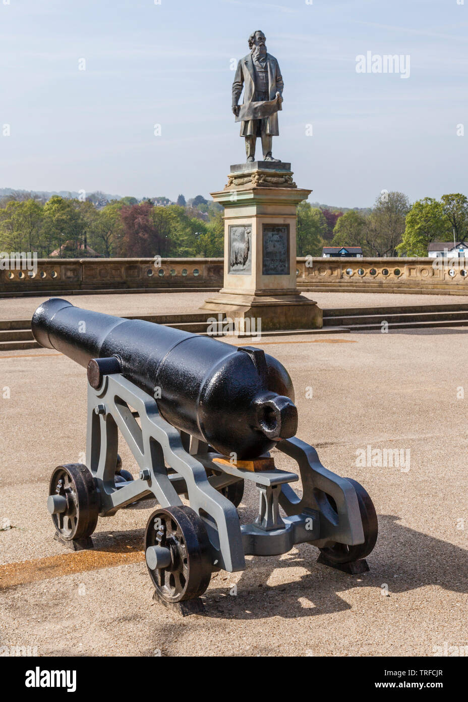 Einer der beiden Colonel William Dundas 68 pfünder Kanonen und der Gedenkstätte Statue von Sir Titus Salt iRoberts Park, Saltaire, Bradford, West Yorkshire Stockfoto