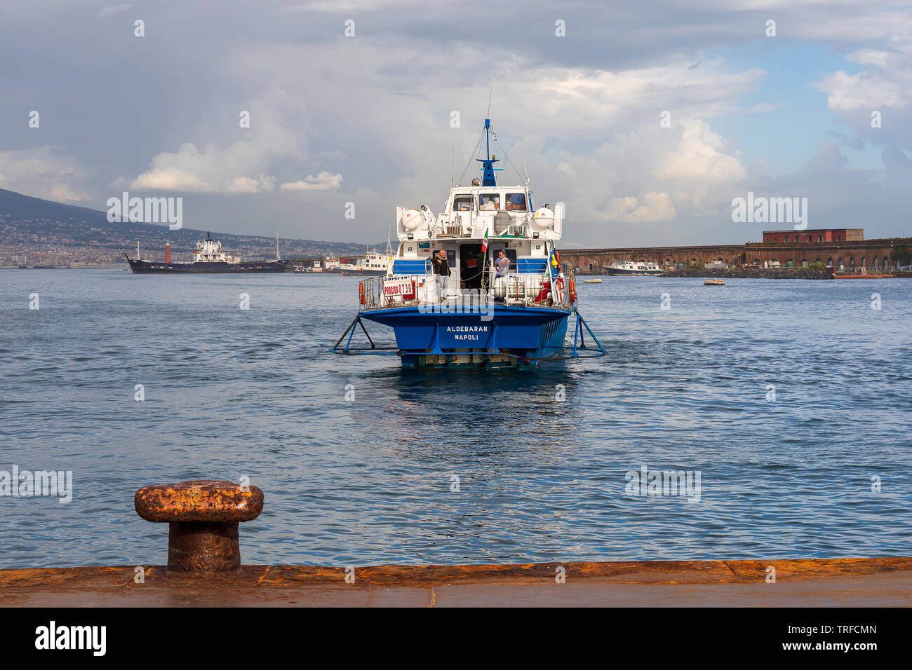 Neapel, Italien - 30. Mai 2019: kleine Passagier Boot setzt Segel vom Hafen in Richtung der Insel Procida im Golf von Neapel. Stockfoto