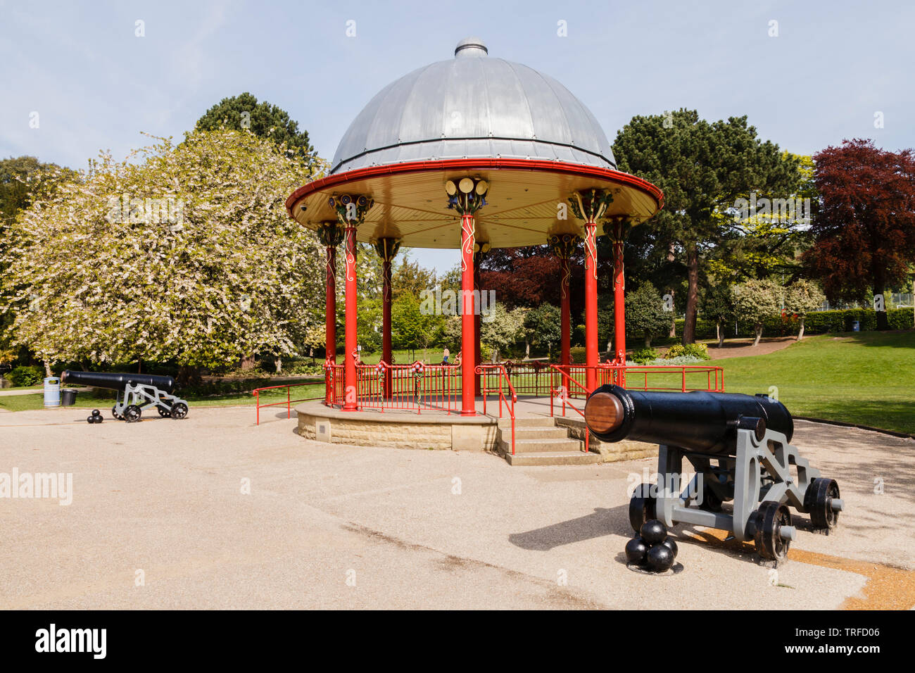 Die beiden Colonel William Dundas 68 pfünder Kanonen auf beiden Seiten der Musikpavillon in Roberts Park, Saltaire, Bradford, West Yorkshire Stockfoto