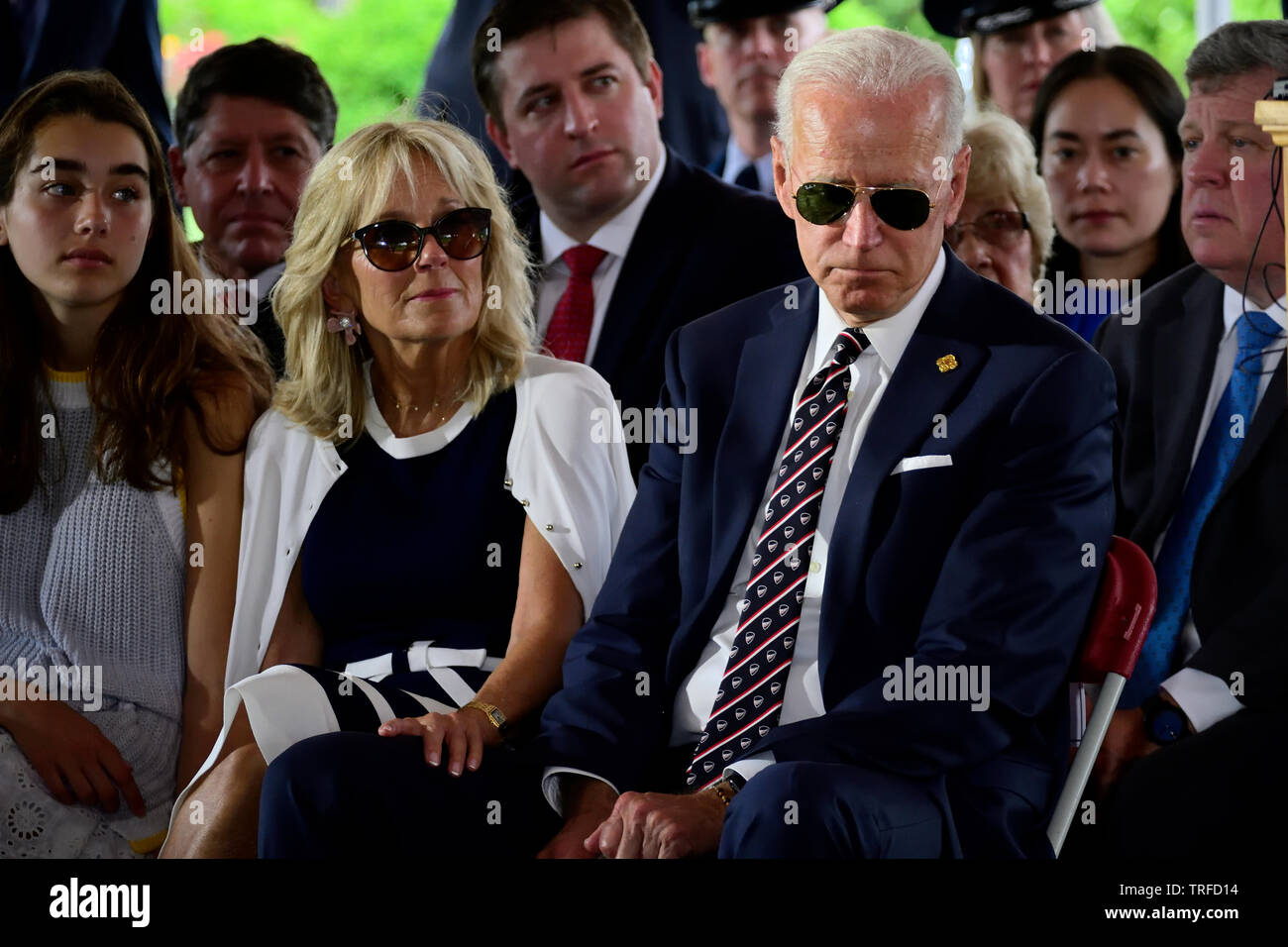 Hoffnungsvolles ehemaliger Vizepräsident Joe Biden (mit Sonnenbrille), von Dr. Jill Biden und Enkelin Natalie Biden auf seiner Seite verbunden, an t Stockfoto