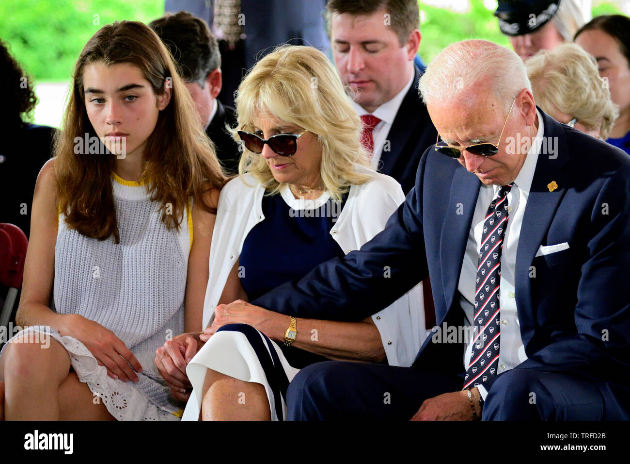 Der ehemalige Vizepräsident Joe Biden, mit Dr. Jill Biden und Enkelin Natalie Biden bug Köpfe im Gebet während der Delaware Memorial Day Zeremonie, in Stockfoto