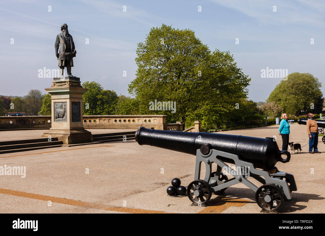 Einer der beiden Colonel William Dundas 68 pfünder Kanonen und der Gedenkstätte Statue von Sir Titus Salt iRoberts Park, Saltaire, Bradford, West Yorkshire Stockfoto